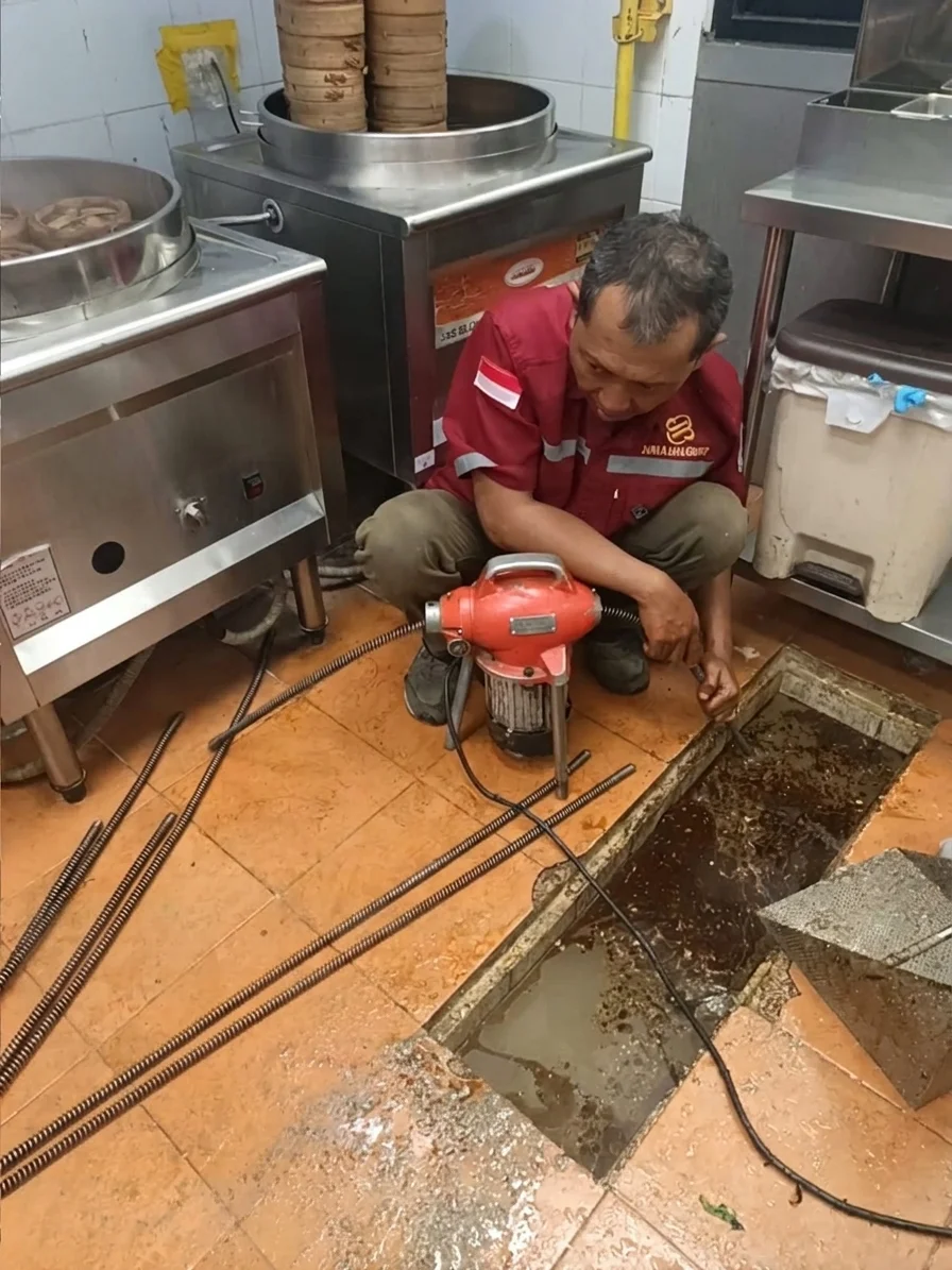 Dokumentasi - Pelancaran Gutter Dapur Restoran Menggunakan Mesin Rooter