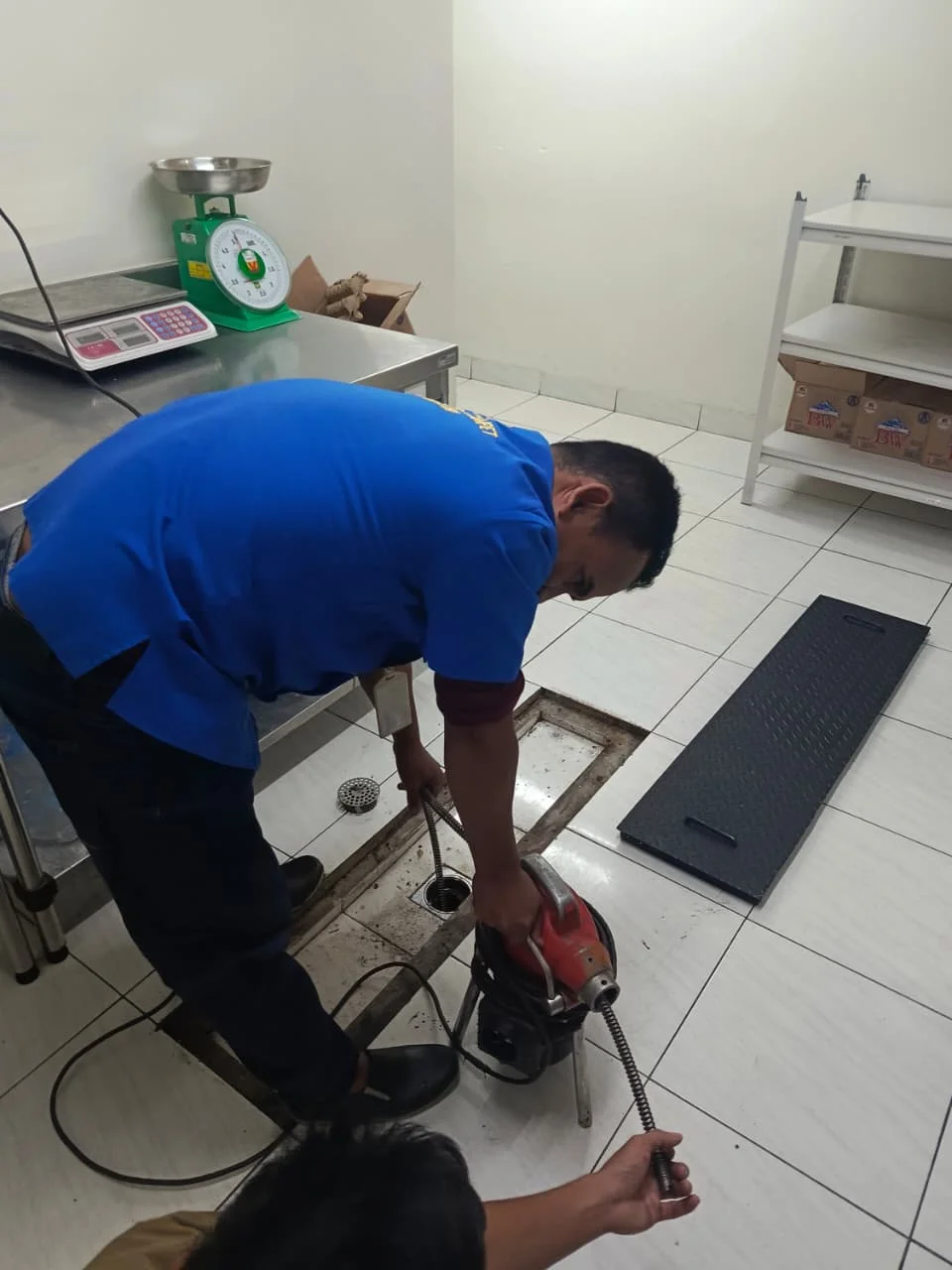 Dokumentasi Pengerjaan Pipa Pelancaran Saluran Gutter Dapur Komersial Menggunakan Mesin Rooter - Rootera Plumbing